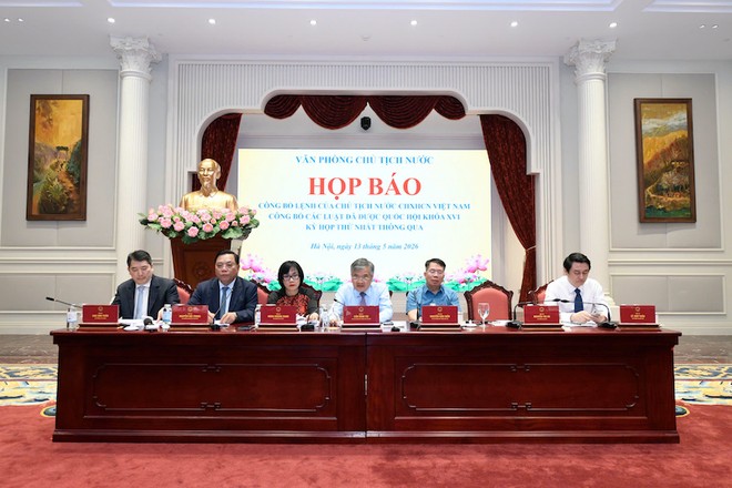 Các vị chủ trì họp báo - Ảnh: TT.
