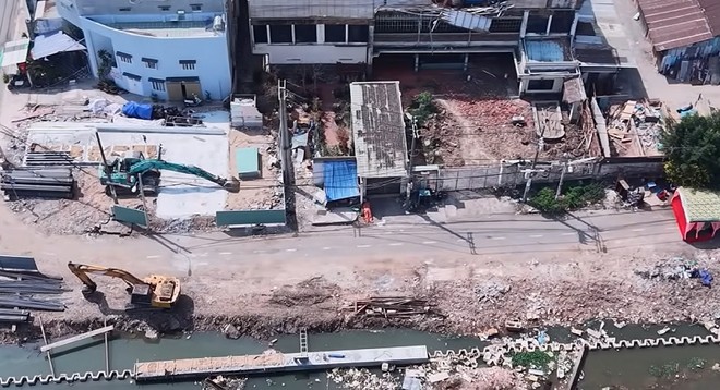 Tiến độ thi công dự án cải tạo môi trường bờ bắc kênh Đôi đang bị ảnh hưởng do hệ thống Kl99kl ưu đãi độc quyền kỹ thuật chưa di dời -Ảnh: HT