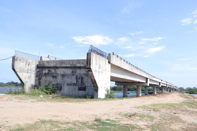 Dự án Đường ven biển Dung Quất - Sa Huỳnh đoạn Đông Sơn vẫn còn nhiều vướng mắc chưa thể hoàn thành phương án bồi thường.