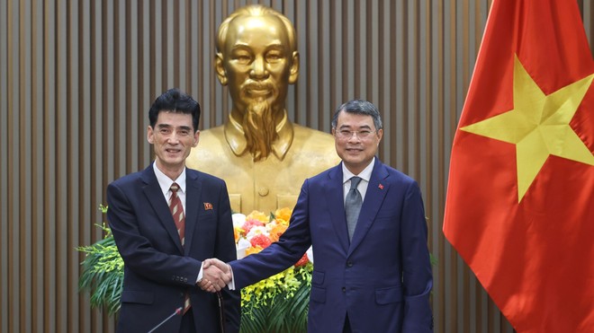 Thủ tướng Kl993 ưu đãi thưởng hấp dẫn Lê Minh Hưng tiếp đồng chí Ri Sung Guk, Đại sứ đặc mệnh toàn quyền nước Cộng hòa Dân chủ Nhân dân Triều Tiên tại Việt Nam - Ảnh: VGP/Nhật Bắc