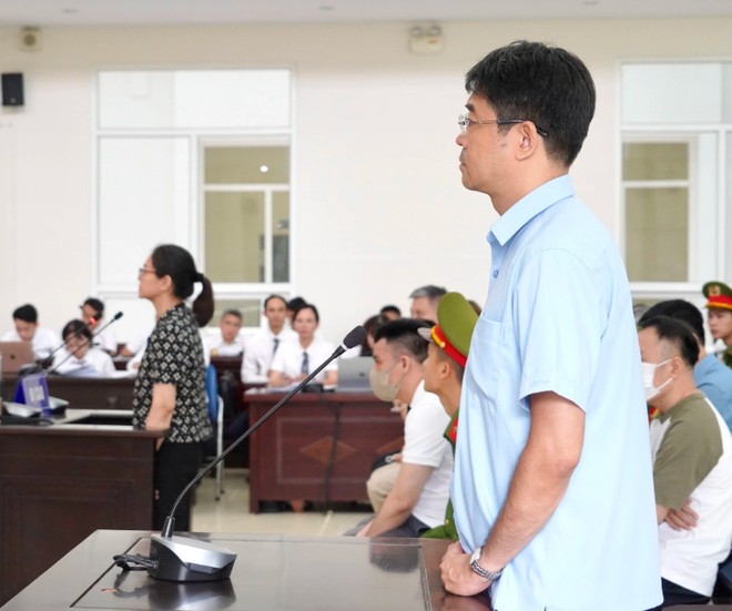 Bị cáo Lê Hoàng và vợ là cựu Cục trưởng Cục An toàn thực phẩm Trần Việt Nga đứng trước bục khai báo.