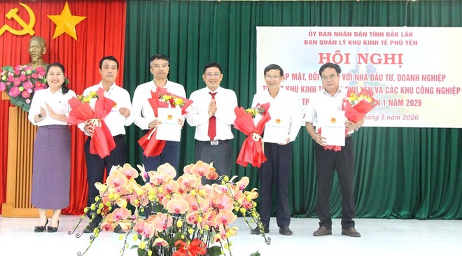 Ban Quản lý Khu Kl992 cổng game cá cược Phú Yên trao các quyết định chấp thuận chủ trương Kl99ok phiên bản mới, giấy chứng nhận đăng ký Kl99ok phiên bản mới cho các nhà Kl99ok phiên bản mới.