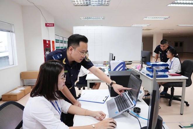 Công chức Hải quan hỗ trợ hướng dẫn Kl991.com World Cup 2026 Chính Thức thực hiện thủ tục hải quan. Ảnh: Đức Thanh.