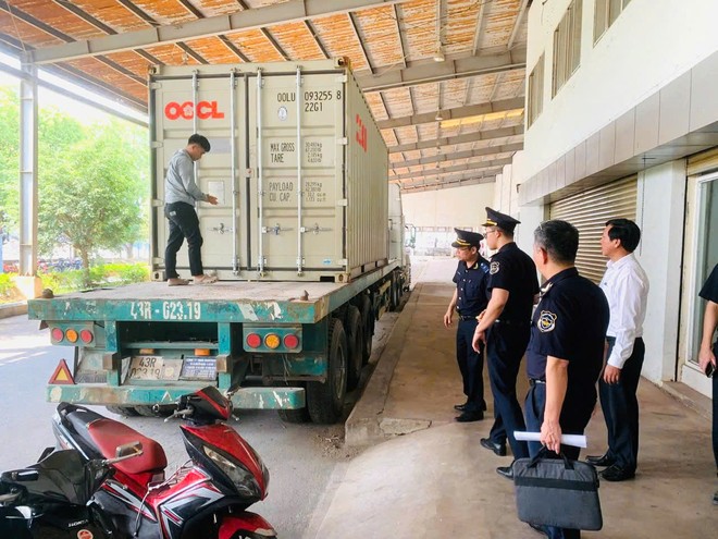 Lực lượng hải quan kiểm tra lô hàng có dấu hiệu vi phạm.