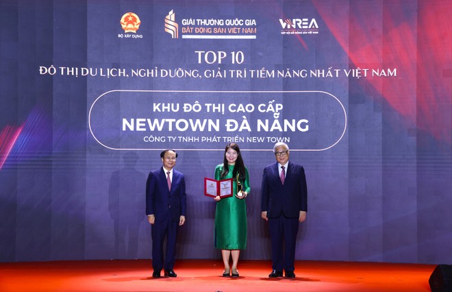 Bà Hoàng Quỳnh Phương - Đại diện Công ty TNHH Phát triển New Town - chủ Kl99ok phiên bản mới Khu đô thị cao cấp Newtown Đà Nẵng nhận Danh hiệu.