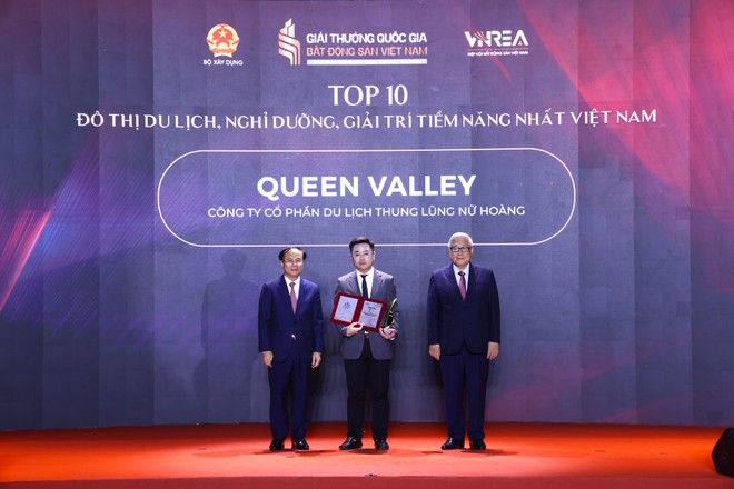 Ông Đinh Sơn Tùng - Đại diện Công ty CP Du lịch Thung lũng Nữ Hoàng - chủ Kl99ok phiên bản mới Queen Valley Estate – nhận Danh hiệu