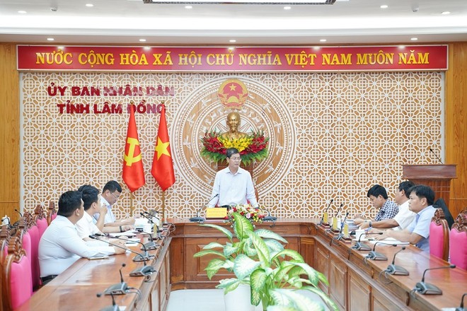 Phó chủ tịch UBND tỉnh Lâm Đồng Nguyễn Hồng Hải chủ trì cuộc họp nghe báo cáo đề xuất triển khai một số dự án nhà ở vào chiều 11/6. Ảnh: Hữu Tri