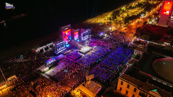 Gần 30.000 khán giả phủ kín quảng trường 2/4 trong đêm nhạc “Mega Booming - Charmora City”