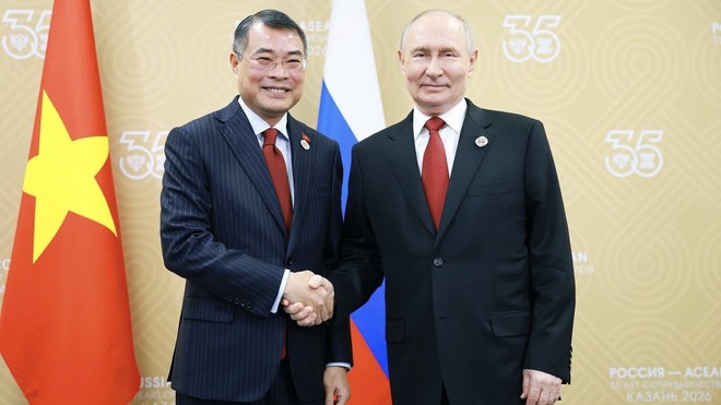 Thủ tướng Lê Minh Hưng hội kiến Tổng thống Nga Vladimir Putin. Ảnh: TTXVN