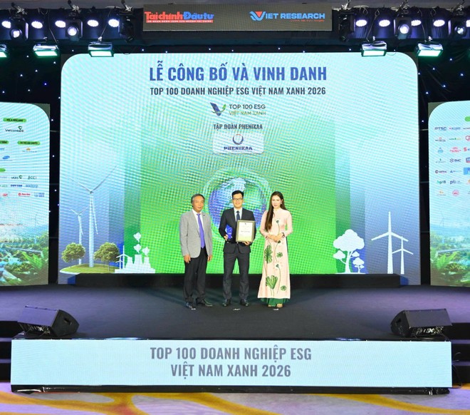 Ông Đồng Quang Thức - Giám đốc Ban ESG Kl994 game bài casino hấp dẫn Phenikaa, Phó tổng giám đốc Vicostone nhận chứng nhận từ chương trình.