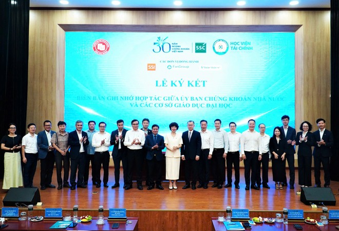 Pinetree cùng với SSI, FiinGroup và lãnh đạo cấp cao của UBCKNN tại lễ ký kết MOU ngày 08/7 giữa UBCK và Đại học Ngoại Thương, Học viện Kl991.com nạp rút nhanh.