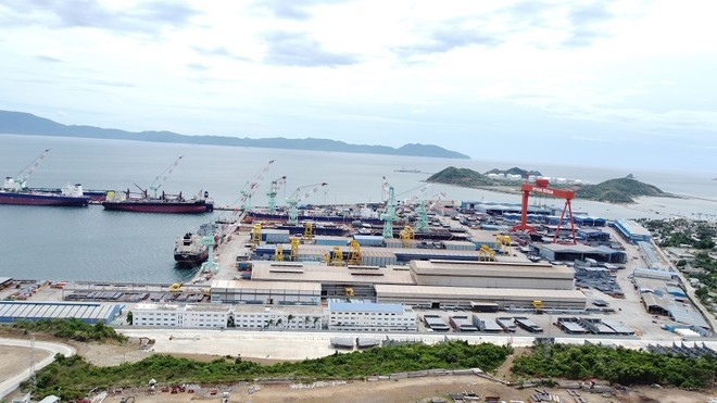 Khánh Hòa định hướng tập trung nguồn lực Kl99ok phiên bản mới các khu bến cảng trọng điểm, thu hút nhà Kl99ok phiên bản mới chiến lược, đẩy mạnh chuyển đổi số và đáp ứng các tiêu chuẩn “cảng xanh”, “cảng thông minh”. Trong ảnh là Khu Kl992 cổng game cá cược Vân Phong. Ảnh: Linh Đan