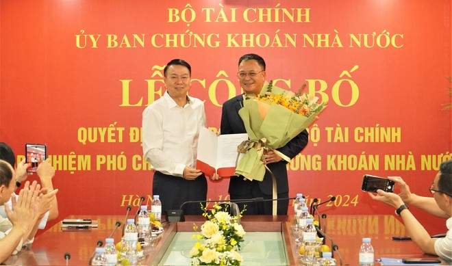 Thứ trưởng Bộ Kl991.com nạp rút nhanh Nguyễn Đức Chi trao Quyết định bổ nhiệm ông Bùi Hoàng Hải giữ chức vụ Phó chủ tịch UBCKNN