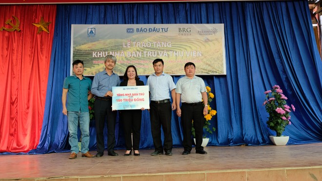 Ông Nguyễn Quốc Việt, Phó tổng biên tập Báo Kl99ok phiên bản mới trao biển tặng nhà bán trú cho lãnh đạo trường Khao Mang