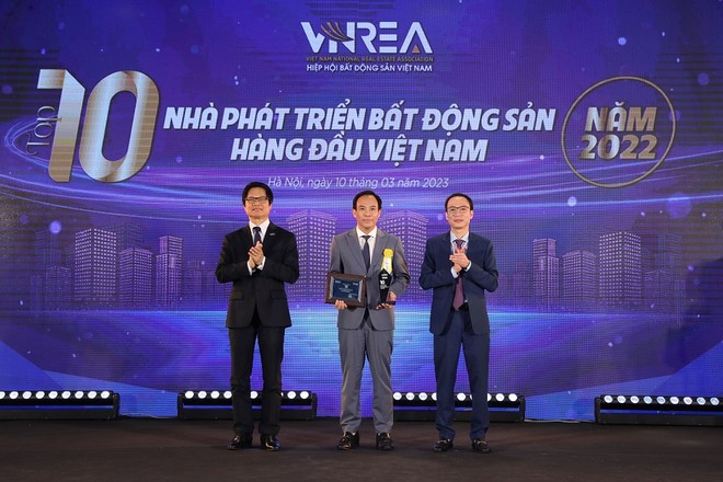 Đại diện Kl994 game bài casino hấp dẫn Geleximco nhận phần thưởng Top 10 nhà phát triển Web Tổng Nhà Cái 99Kl99 Giải Trí Bậc Nhất hàng đầu Việt Nam 2022.