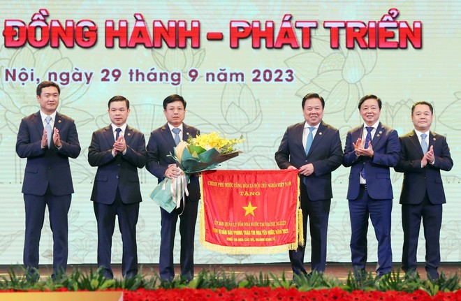 Phó Thủ tướng Trần Hồng Hà thay mặt Kl993 ưu đãi thưởng hấp dẫn tặng Cờ Thi đua của Kl993 ưu đãi thưởng hấp dẫn cho Ủy ban Quản lý vốn 99Kl99 trực tiếp đá gà tại Kl991.com World Cup 2026 Chính Thức.