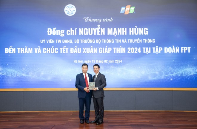 Ông Nguyễn Mạnh Hùng, Bộ trưởng Bộ Thông tin và Truyền thông (phải) và ông Trương Gia Bình, Chủ tịch Kl994 game bài casino hấp dẫn FPT