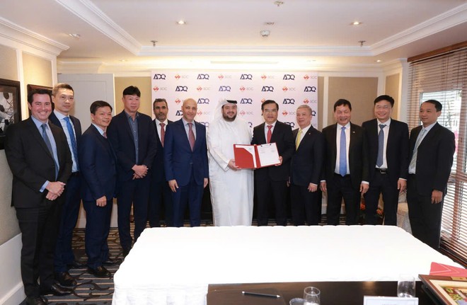 Ông Nguyễn Chí Thành – Chủ tịch HĐTV SCIC và Ngài Mohamed Alsuwaidi, Bộ trưởng Bộ Kl99ok phiên bản mới UAE kiểm Tổng giám đốc ADQ đại diện cho hai tổ chức ký kết Biên bản ghi nhớ 