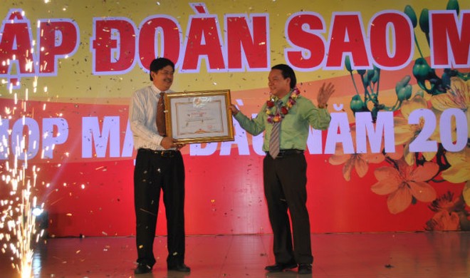 Ông Hồ Việt Hiệp, Phó CT UBND tỉnh An Giang (trái) thừa ủy nhiệm của Thủ tướng Kl993 ưu đãi thưởng hấp dẫn trao bằng khen cho ông Lê Thanh Thuấn, Chủ tịch ASM