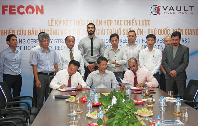 Ông Phạm Việt Khoa - Chủ tịch HĐQT FECON và ông Sultan Ali Lashed Lootah - Chủ tịch Quỹ Kl99ok phiên bản mới VAULT cùng ký kết thoả thuận hợp tác vừa ký kết dưới sự chứng kiến của Đại sứ đặc mệnh toàn quyền Việt Nam tại UAE Phạm Bình Đàm