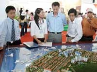 Khách hàng đang tìm hiểu các dự án mới tại buổi triển lãm Web Tổng Nhà Cái 99Kl99 Giải Trí Bậc Nhất đầu tiên ở TP HCM