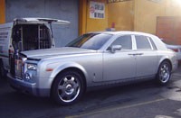 Chiếc Rolls Royce Phantom đang chờ thông quan.