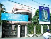 Trụ sở và biển quảng cáo dự án của Công ty Vạn Thịnh Hưng.