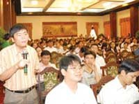 NĐT đặt câu hỏi với ban tổ chức buổi giới thiệu cơ hội Kl99ok phiên bản mới vào VCB tại TPHCM.