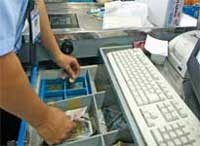 Các siêu thị đang gặp khó khăn trước tình trạng thiếu tiền lẻ. Ảnh : A.Q

