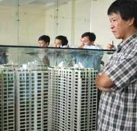Giá nhà tăng quá cao hoặc giảm quá thấp đều gây khó khăn cho người mua. Một nhà Kl99ok phiên bản mới đăm chiêu trước quyết định mua bán.