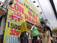 Nhiều mặt hàng giảm giá mạnh nhưng lượng khách vẫn khá thưa thớt.