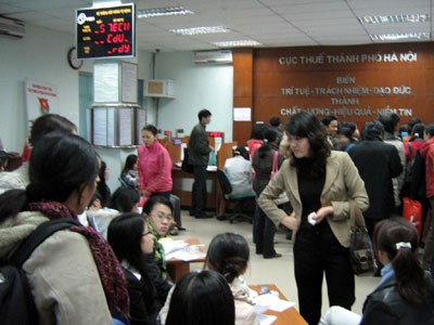 Những ngày đầu năm 2009, nhiều người dân đã đến nộp tờ khai thuế TNCN.