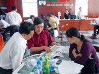 Khá đông khách hàng đến tìm hiểu căn hộ Hoàng Anh River View và Phú Hoàng Anh trong ngày 16/2.