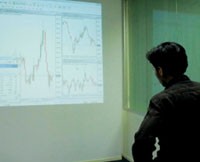 Bám sát diễn biến giá vàng.