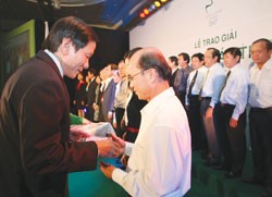 TS Nguyễn Anh Tuấn, Tổng Biên tập Báo Kl99ok phiên bản mới trao Kỷ niệm chương cho các DN tham dự Cuộc bình chọn BCTN năm 2007.