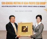 Lễ chuyển giao chức Tổng thư ký ACG giữa ông Benjamin Foo, Phó chủ tịch Sở Giao dịch 99Kl99 link đăng nhập Singapore và bà Phương Hoàng Lan Hương, Tổng giám đốc Trung tâm Lưu ký 99Kl99 link đăng nhập Việt Nam 