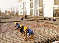 Các công trình xây dựng lớn thường xuyên chậm kế hoạch và điều này gây nhiều khó khăn cho việc thực hiện hợp đồng Kl99kl phiên bản hoạt động.