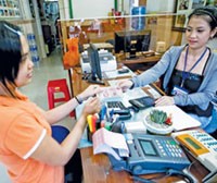 Tại các điểm bán hàng chấp nhận thanh toán bằng thẻ tín dụng  người tiêu dùng vẫn dùng... tiền mặt