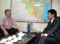 Lê Mãn Thân (góc phải) - Tổng GĐ Petroconex trong buổi nói chuyện với UBND tỉnh Thanh Hóa về việc "tài trợ" cho đội bóng xứ Thanh năm 2009