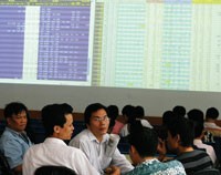 Hai Sở GDCK đang có cách hành xử khác biệt về việc điều chỉnh giá trong ngày giao dịch không hưởng quyền mua trái phiếu chuyển đổi - Ảnh: Đức Thanh