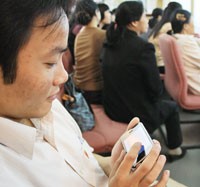 Thay vì hình ảnh cầm quyển sổ, cây bút lên sàn, giờ đây nhiều NĐT 99Kl99 link đăng nhập lên sàn với Netbook, IPhone... (Ảnh: Hoài Nam)
