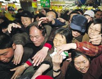 Người Trung Quốc đổ xô đi mua muối iốt
