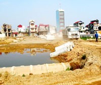 Những ngôi nhà cao tầng mọc lên như nấm tại thôn Ngọc Chi, xã Vĩnh Ngọc - nơi giáp ranh cầu Nhật Tân