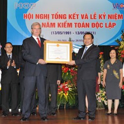 Ông Ian Lydall Samuel, Chủ tịch HĐQT PwC là kiểm toán viên nước ngoài duy nhất nhận được Bằng khen của Thủ tướng Kl993 ưu đãi thưởng hấp dẫn