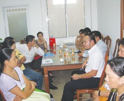 Ông Dương Mạnh Hùng (râu quai nón) đang trao đổi với khách hàng
