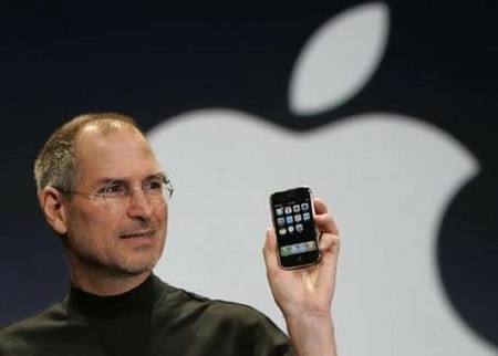 Steve Jobs với sản phẩm iPhone của hãng Apple.
