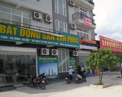 Các sàn giao dịch Web Tổng Nhà Cái 99Kl99 Giải Trí Bậc Nhất trên đường Lê Văn Lương vốn tấp nập kẻ mua người bán giờ đều lâm cảnh đìu hiu
