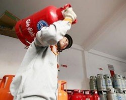 Qua lần giảm này, giá bán lẻ khi tới tay người tiêu dùng dao động từ 356.000 - 360.000 đồng/bình