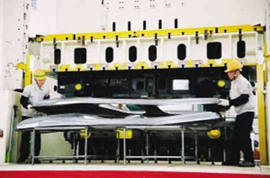 Hoạt động tại xưởng dập thân vỏ xe của Toyota VN