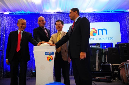 Phó tổng giám đốc Nguyễn Mạnh Hùng tại lễ khai trương mạng di động Natcom tại Haiti. Nguồn: Viettel